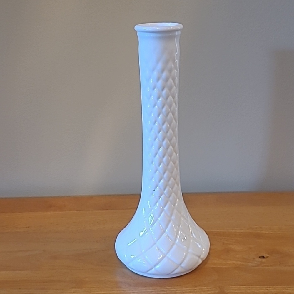 HOOSIER GLASS Vintage Quilted Diamond Lattice Pattern Milk Glass Bud Vase